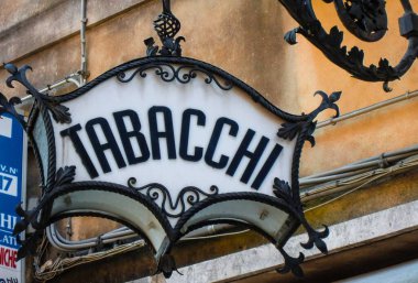 Venedik, İtalya 26 Şubat 2020: Venedik 'teki bir tütün dükkanında tütün tabelası