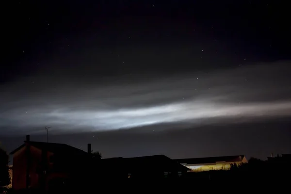 Νυχτερινή Άποψη Μερικών Φωτεινών Νεφών Στον Ουρανό Στην Ιταλία — Φωτογραφία Αρχείου