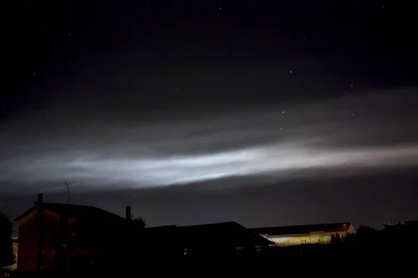 Vue Nuit Quelques Nuages Brillants Dans Ciel Italie — Photo