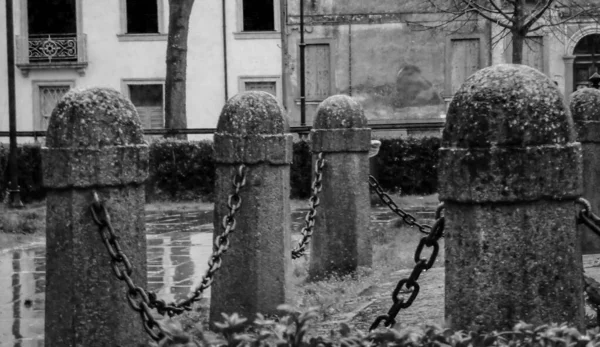 Colonne Cemento Con Catene Lendinara Italia — Foto Stock