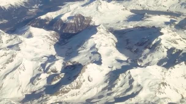 Снежные Альпы сверху — стоковое видео