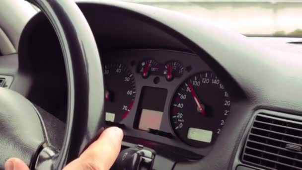 Panel de control de un coche en funcionamiento — Vídeos de Stock