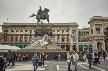 MİLAN, İTALYA 10 Mart 2020: Milano Katedrali Turistlerle ve halk meydanda toplu halde yürüyor