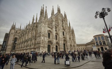 MİLAN, İTALYA 10 Mart 2020: Milano Katedrali Turistlerle ve halk meydanda toplu halde yürüyor