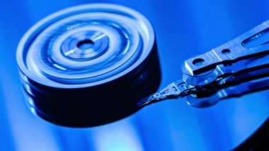 Sabit diskin içindeki verileri okuyan kafanın ayrıntıları. Makro lens görüntüsü