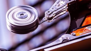 Sabit diskin içindeki verileri okuyan kafanın ayrıntıları. Makro lens görüntüsü