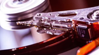 Sabit diskin içindeki verileri okuyan kafanın ayrıntıları. Makro lens görüntüsü