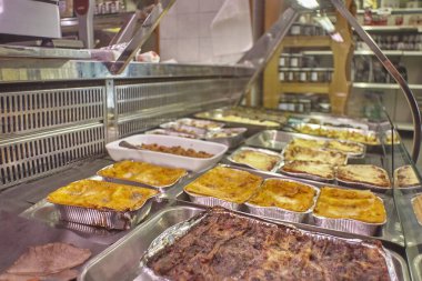 Satın alınıp ihraç edilmeye hazır yemek tezgahı.