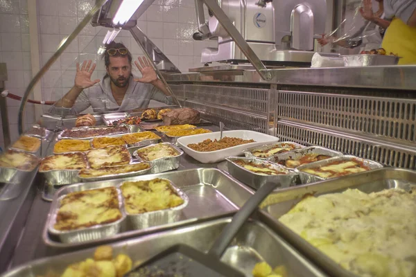 Satın alınıp ihraç edilmeye hazır yemek tezgahı.