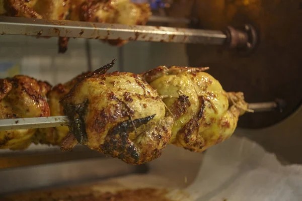 Muchos Pollos Suculentos Cocinan Los Asadores —  Fotos de Stock