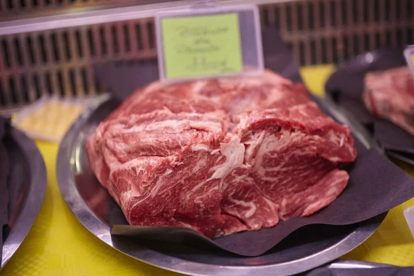 Varios Cortes Carne Expuestos Mostrador Nevera Carnicería — Foto de Stock
