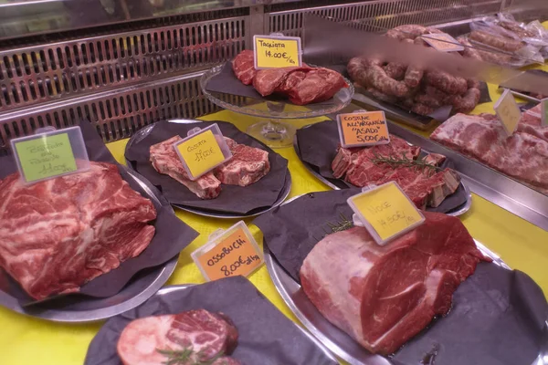 Vari Tagli Carne Esposti Nel Banco Frigo Della Macelleria — Foto Stock