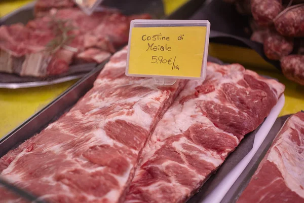 Varios Cortes Carne Expuestos Mostrador Nevera Carnicería — Foto de Stock