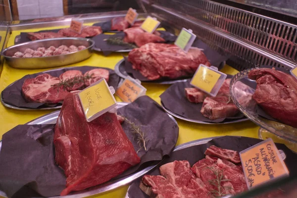 Διάφορα Τεμάχια Κρέατος Που Εκτίθενται Στο Ψυγείο Κρεοπωλείο — Φωτογραφία Αρχείου