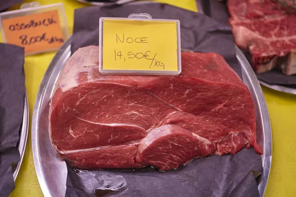 Varios Cortes Carne Expuestos Mostrador Nevera Carnicería — Foto de Stock