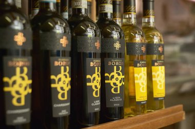 FRATTA POLESINE, İTALYA 18 Mart 2020: Bir marketin rafları