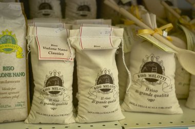 FRATTA POLESINE, İTALYA 18 Mart 2020: Bir marketin rafları