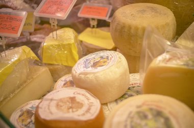FRATTA POLESINE, İTALYA 18 Mart 2020: marketin tezgahında satışta olan peynirler