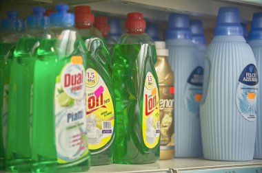 FRATTA POLESINE, İTALYA 18 Mart 2020: Bir marketin rafları