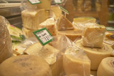 FRATTA POLESINE, İTALYA 18 Mart 2020: marketin tezgahında satışta olan peynirler