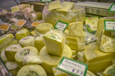 FRATTA POLESINE, İTALYA 18 Mart 2020: marketin tezgahında satışta olan peynirler
