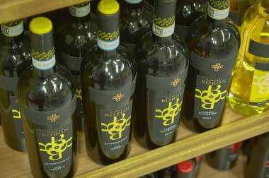 FRATTA POLESINE, İTALYA 18 Mart 2020: Bir marketin rafları
