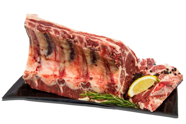 Teller Mit Rohem Fleisch Und Lebensmitteldekorationen Auf Weißem Hintergrund Isoliertes — Stockfoto