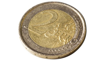 Makro mercekli iki Euro bozuk para atışı ve beyaz arka planda izole edilmiş.