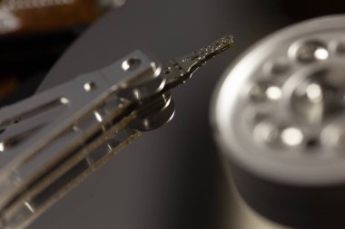 Okuma başlığı etkin olan bir sabit diskin içerisindeki detay