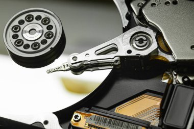 Okuma başlığı etkin olan bir sabit diskin içerisindeki detay
