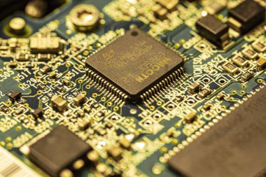 Görünür yapı ve çipin işlevsel detaylarıyla birlikte elektronik bileşenler detayı