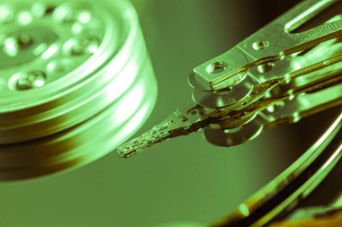 Okuma başlığı çalışır durumda olan bir sabit diskin içerisindeki detaylar, yeşil ışık resmi