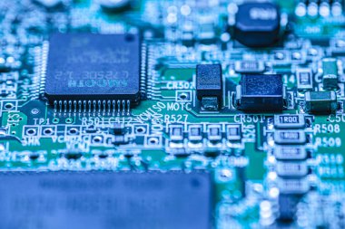 Görünür yapı ve çipin işlevsel detaylarıyla birlikte elektronik bileşenler detayı