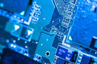 Görünür yapı ve çipin işlevsel detaylarıyla birlikte elektronik bileşenler detayı