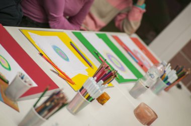 LUSIA, İTALYA 23 Mart 2020: Sanat Terapisi Okulu, tedavi amaçlı çizimlerini yapan ve renklendiren insanlar