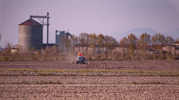 Tractor en el campo — Vídeos de Stock