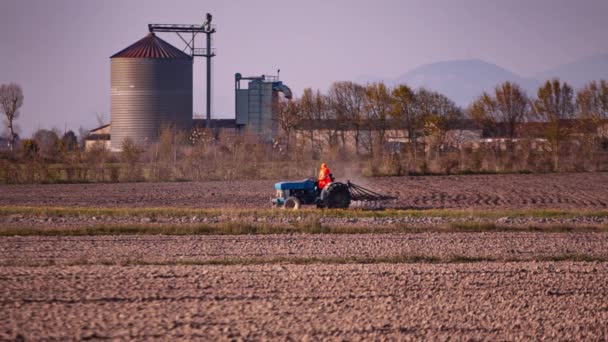 Tractor en el campo 3 — Vídeos de Stock