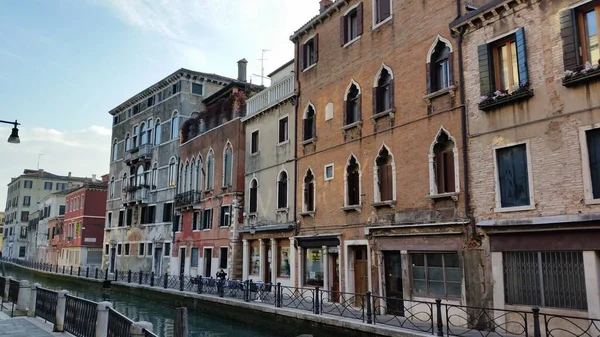 Ulica Typowe Budynki Pobliżu Rzeki Wenecji Włochy — Zdjęcie stockowe
