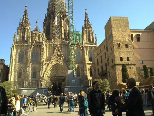 Барселона Испания Марта 2020 Sagrada Familia Людьми Идущими Рядом — стоковое фото