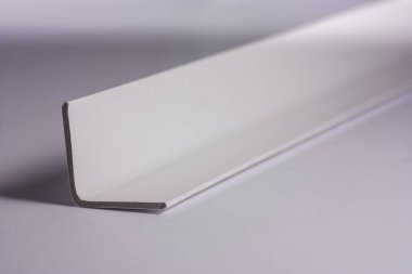 Beyaz arkaplan ile izole edilmiş köşe paketleme kağıdı