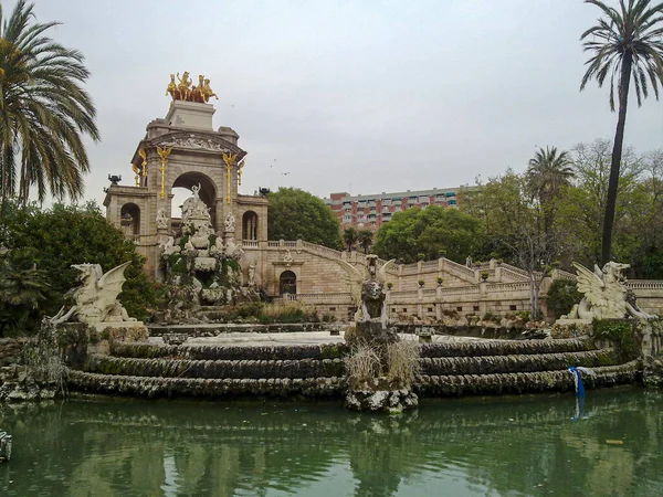 ガウディの泉バルセロナ 有名な建築家ガウディによって建てられました — ストック写真