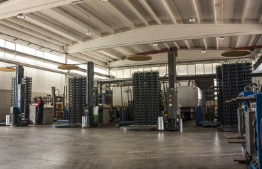 LUSIA, İtalya 24 Mart 2020: Makine ambalaj fabrikası