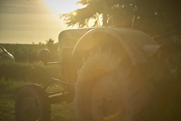 Trator Agrícola Pôr Sol Imagem Evocativa Trabalho Nos Campos — Fotografia de Stock