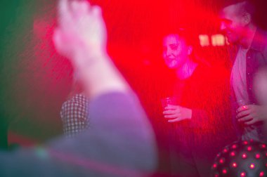 DJ parti müziği: hatırlatıcı görüntü wiyh dj figürü, ışıklar ve parti sahnesi