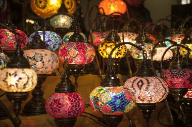 Birçok doğulu lamba süs eşyası dükkanında ortaya çıkar.