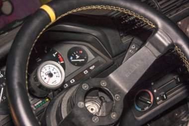 ADRIA, İTALYA 24 Mart 2020: Sürüklenen direksiyon korumalı bir arabanın konsolu