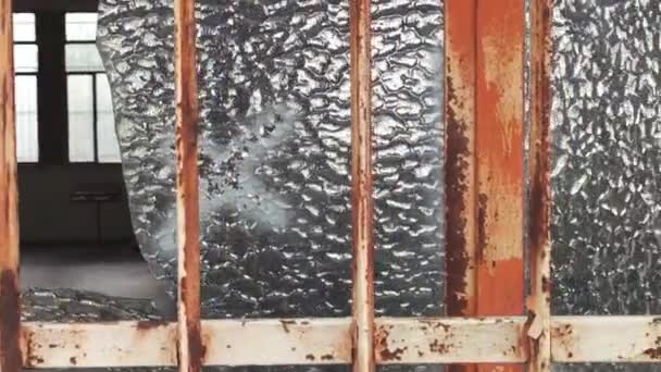 废弃建筑物生锈破碎的窗户 — 图库视频影像