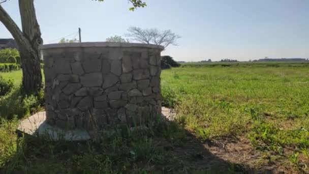 Pozo Paisaje Rural Con Panorámica — Vídeos de Stock