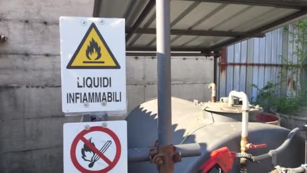Σημάδια Προειδοποίησης Αποθήκευσης Καυσίμων Υπογράψτε Στην Ιταλική Γλώσσα — Αρχείο Βίντεο