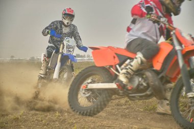 GAVELLO, İTALYA 24 Mart 2020: Kırsal kesimde Enduro yarışı